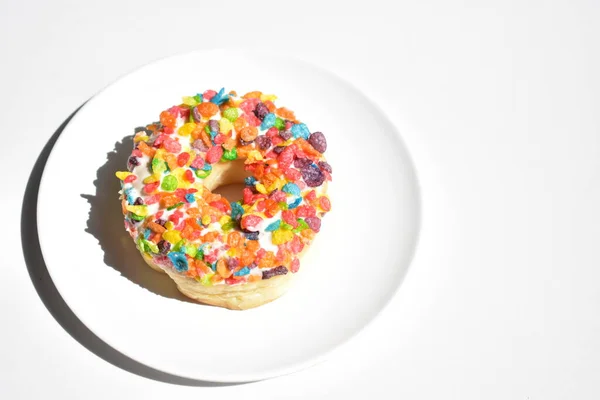 Lezzetli ve güzel donut, renkli mısır gevreği donut, izole edilmiş, beyaz arka plan, üst manzara, abur cubur, fast food, ev yapımı, şekerli, fırın, kahvaltı, tatlı, lezzetli