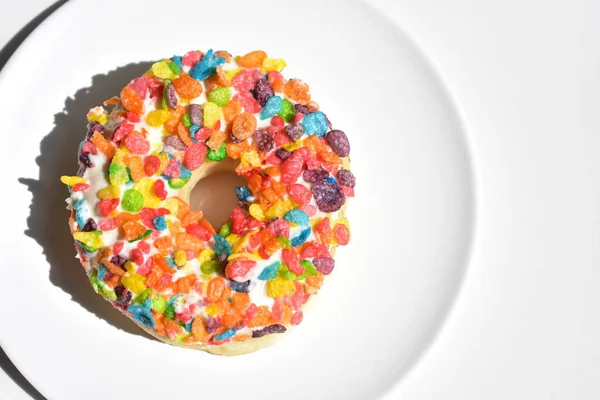 Lezzetli ve güzel donut, renkli mısır gevreği donut, izole edilmiş, beyaz arka plan, üst manzara, abur cubur, fast food, ev yapımı, şekerli, fırın, kahvaltı, tatlı, lezzetli