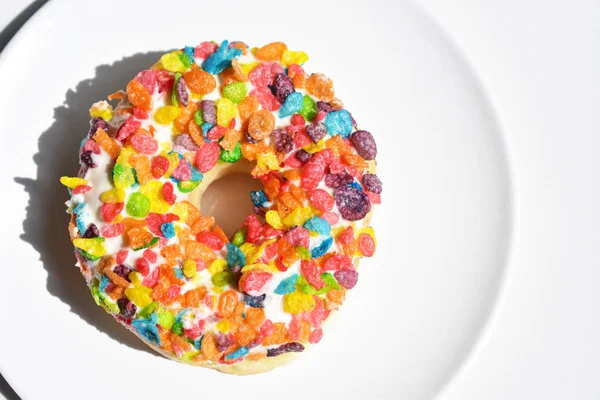 Lezzetli ve güzel donut, renkli mısır gevreği donut, izole edilmiş, beyaz arka plan, üst manzara, abur cubur, fast food, ev yapımı, şekerli, fırın, kahvaltı, tatlı, lezzetli