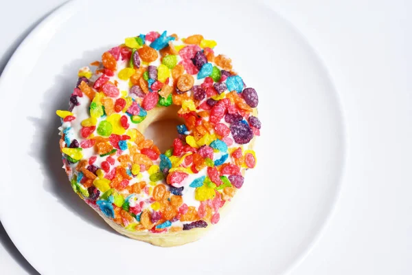 Lecker Und Schön Donut Bunte Cornflakes Donut Isoliert Weißer Hintergrund — Stockfoto