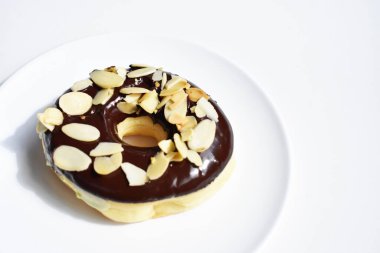 Lezzetli çikolatalı çörek, bademli çörek, izole edilmiş donut, beyaz arka plan, üst manzara, abur cubur, tatlı, şekerli, kahvaltı, tatlı, ev yapımı, fast food, kapat.