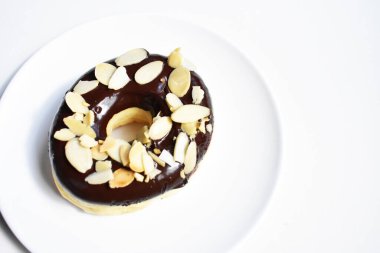 Lezzetli çikolatalı çörek, bademli çörek, izole edilmiş donut, beyaz arka plan, üst manzara, abur cubur, tatlı, şekerli, kahvaltı, tatlı, ev yapımı, fast food, kapat.