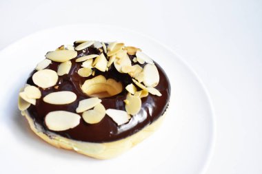 Lezzetli çikolatalı çörek, bademli çörek, izole edilmiş donut, beyaz arka plan, üst manzara, abur cubur, tatlı, şekerli, kahvaltı, tatlı, ev yapımı, fast food, kapat.