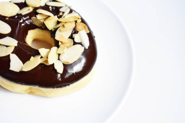 Lezzetli çikolatalı çörek, bademli çörek, izole edilmiş donut, beyaz arka plan, üst manzara, abur cubur, tatlı, şekerli, kahvaltı, tatlı, ev yapımı, fast food, kapat.