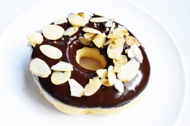 Lezzetli çikolatalı çörek, bademli çörek, izole edilmiş donut, beyaz arka plan, üst manzara, abur cubur, tatlı, şekerli, kahvaltı, tatlı, ev yapımı, fast food, kapat.