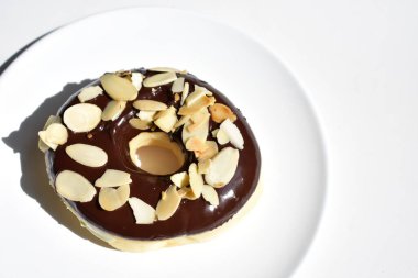 Lezzetli çikolatalı çörek, bademli çörek, izole edilmiş donut, beyaz arka plan, üst manzara, abur cubur, tatlı, şekerli, kahvaltı, tatlı, ev yapımı, fast food, kapat.