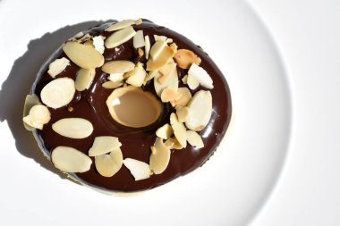 Lezzetli çikolatalı çörek, bademli çörek, izole edilmiş donut, beyaz arka plan, üst manzara, abur cubur, tatlı, şekerli, kahvaltı, tatlı, ev yapımı, fast food, kapat.