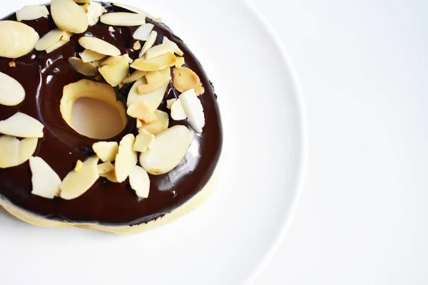Leckere Schokolade Donut Mit Mandelrutsche Donut Isoliert Weißer Hintergrund Draufsicht — Stockfoto
