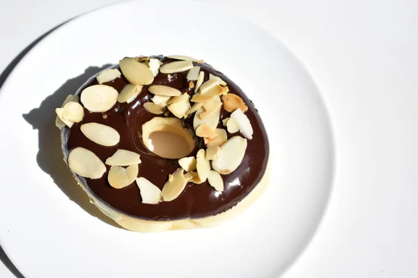 Вкусный Шоколадный Пончик Миндальным Слайдом Пончик Изолирован Белый Фон Вид — стоковое фото