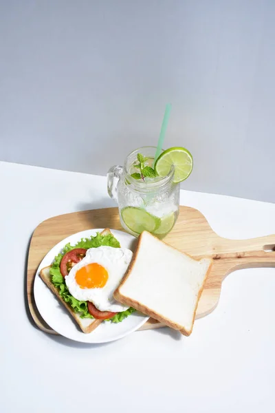 Gesundes Frühstücksgericht Mit Sandwiches Spiegeleiern Tomatenscheibe Salat Minzblättern Einmachglas Limonade — Stockfoto