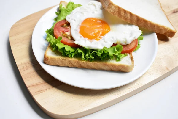 Zdrowy Posiłek Śniadaniowy Kanapkami Jajka Smażone Plasterek Pomidora Sałatka Liście — Zdjęcie stockowe