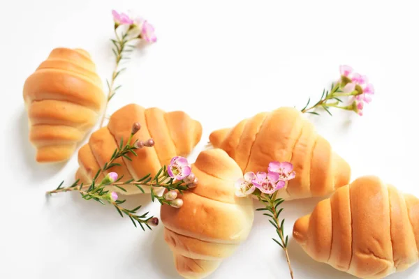 Gyönyörű Finom Sajt Vaj Mini Croissant Pasztell Rózsaszín Viasz Virágok — Stock Fotó