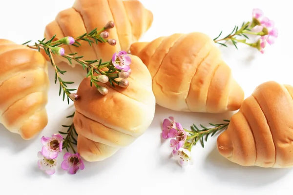 Schöne Und Köstliche Käse Butter Mini Croissants Mit Pastellrosa Wachsblumen — Stockfoto