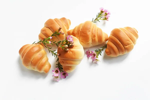 Gyönyörű Finom Sajt Vaj Mini Croissant Pasztell Rózsaszín Viasz Virágok — Stock Fotó