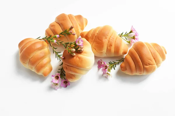 Krásné Lahodné Sýr Máslo Mini Croissanty Pastelově Růžové Vosk Květiny — Stock fotografie