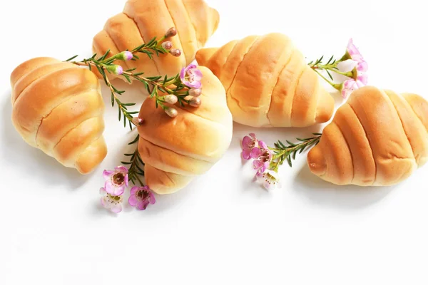 Schöne Und Köstliche Käse Butter Mini Croissants Mit Pastellrosa Wachsblumen — Stockfoto