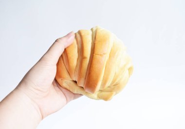 Sağlıklı vejetaryen kahvaltısı, güneşli, fırın, ev yapımı, abur cubur, fast food için elinde lezzetli bir peynirli-tereyağlı kruvasan tutan bir kadın.