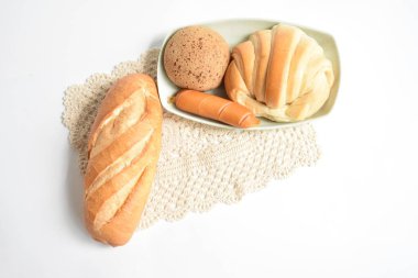 Güzel, lezzetli kahvaltı masası, tatlı kruvasan, Kore susamlı Mochi ekmeği veya Japon Mochi çöreği, domuz sosisi beyaz arka plan, fırın, abur cubur, fast food