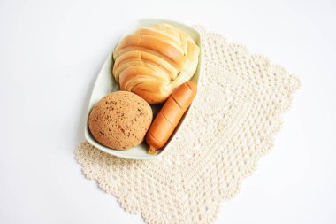 Güzel, lezzetli kahvaltı masası, tatlı kruvasan, Kore susamlı Mochi ekmeği veya Japon Mochi çöreği, domuz sosisi beyaz arka plan, fırın, abur cubur, fast food