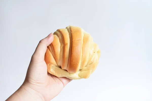 Kvinna Som Håller Delikat Ost Smör Croissant Handen För Hälsosam — Stockfoto