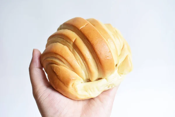 Uma Mulher Segurando Delicioso Croissant Queijo Manteiga Mão Para Café — Fotografia de Stock