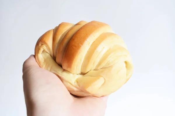 Uma Mulher Segurando Delicioso Croissant Queijo Manteiga Mão Para Café — Fotografia de Stock