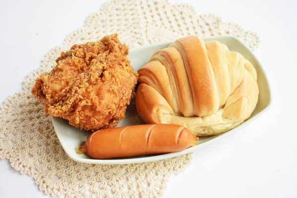 Εσοδεία Νόστιμο Πρωινό Τραπέζι Πιάτο Γλυκό Κρουασάν Κοτόπουλο Φίλο Κορεάτικο — Φωτογραφία Αρχείου