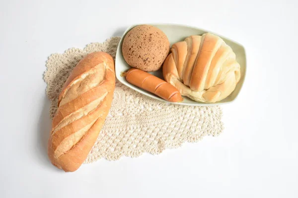 美しく おいしい朝食テーブル 甘いクロワッサンの料理 韓国のゴマ餅パンや日本の餅パン 豚ソーセージ白い背景 パン屋 ジャンクフード ファーストフード — ストック写真