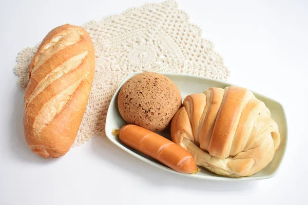 美味可口的早餐桌 甜羊角面包 韩式芝麻莫奇面包或日本莫奇面包 猪肠白背景 面包店 垃圾食品 — 图库照片