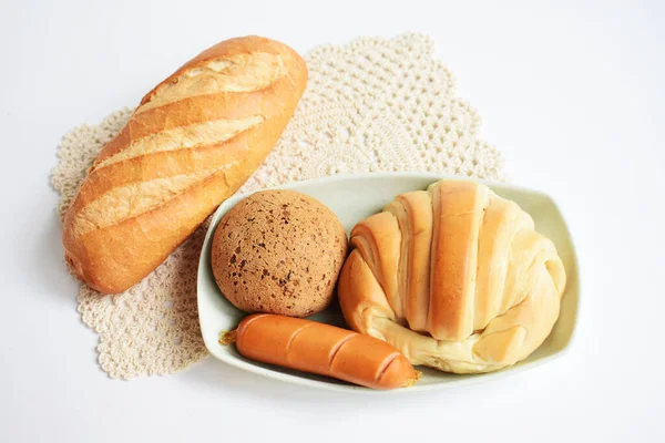 美しく おいしい朝食テーブル 甘いクロワッサンの料理 韓国のゴマ餅パンや日本の餅パン 豚ソーセージ白い背景 パン屋 ジャンクフード ファーストフード — ストック写真