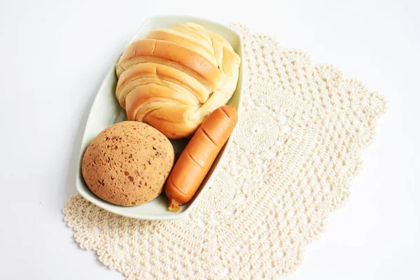 美味可口的早餐桌 甜羊角面包 韩式芝麻莫奇面包或日本莫奇面包 猪肠白背景 面包店 垃圾食品 — 图库照片