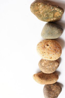 Soyut taş çerçevesi beyaz zemin, düz zemin, üst görünüm, kaplıca, huzur, rahatlama, meditasyon, antik konsept, hafıza, vintage, coğrafya, keşif, geleneksel berduş tarzı, bohem