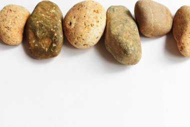 Soyut taş çerçevesi beyaz zemin, düz zemin, üst görünüm, kaplıca, huzur, rahatlama, meditasyon, antik konsept, hafıza, vintage, coğrafya, keşif, geleneksel berduş tarzı, bohem