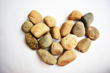 Taşlar / taşlar, beyaz arka planda kalp şeklinde çakıl taşları, aşk sembolü, sevgililer günü, aşk konsepti, zen ve meditasyon, soyut, antik konsept, Boho tarzı, Bohem arkaplan, klasik