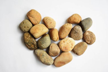 Taşlar / taşlar, beyaz arka planda kalp şeklinde çakıl taşları, aşk sembolü, sevgililer günü, aşk konsepti, zen ve meditasyon, soyut, antik konsept, Boho tarzı, Bohem arkaplan, klasik