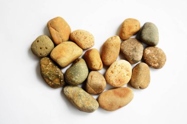 Taşlar / taşlar, beyaz arka planda kalp şeklinde çakıl taşları, aşk sembolü, sevgililer günü, aşk konsepti, zen ve meditasyon, soyut, antik konsept, Boho tarzı, Bohem arkaplan, klasik