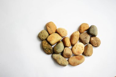 Taşlar / taşlar, beyaz arka planda kalp şeklinde çakıl taşları, aşk sembolü, sevgililer günü, aşk konsepti, zen ve meditasyon, soyut, antik konsept, Boho tarzı, Bohem arkaplan, klasik