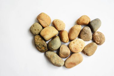 Taşlar / taşlar, beyaz arka planda kalp şeklinde çakıl taşları, aşk sembolü, sevgililer günü, aşk konsepti, zen ve meditasyon, soyut, antik konsept, Boho tarzı, Bohem arkaplan, klasik
