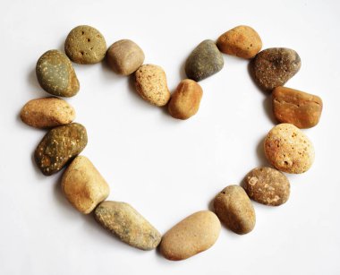 Taşlar / taşlar, beyaz arka planda kalp şeklinde çakıl taşları, aşk sembolü, sevgililer günü, aşk konsepti, zen ve meditasyon, soyut, antik konsept, Boho tarzı, Bohem arkaplan, klasik