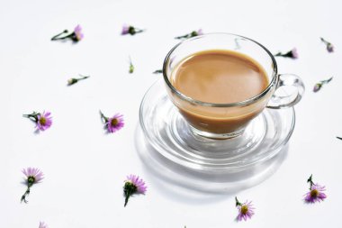 Sütlü kahve / sütlü çay bardağı üst manzaralı kurabiye / bisküvi düzlüğü, yiyecek ve içecek, kahvaltı masası, tatlı masası, güneşli, beyaz arka plan, barista kahvesi, içki konsepti