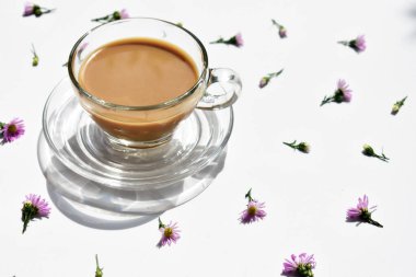 Sütlü kahve / sütlü çay bardağı üst manzaralı kurabiye / bisküvi düzlüğü, yiyecek ve içecek, kahvaltı masası, tatlı masası, güneşli, beyaz arka plan, barista kahvesi, içki konsepti