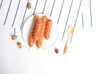 Düz konum, üst manzara, beyaz arka planda yiyecek ve içecek, ızgara sosisli lezzetli öğle yemeği ve kızarmış sosis, barbekü, bbq, hot dog, yağ, abur cubur, fast food, yemek, meşe palamudu,