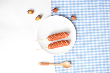 Düz konum, üst manzara, beyaz arka planda yiyecek ve içecek, ızgara sosisli lezzetli öğle yemeği ve kızarmış sosis, barbekü, bbq, hot dog, yağ, abur cubur, fast food, yemek, meşe palamudu,