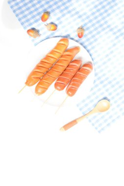 Düz konum, üst manzara, beyaz arka planda yiyecek ve içecek, ızgara sosisli lezzetli öğle yemeği ve kızarmış sosis, barbekü, bbq, hot dog, yağ, abur cubur, fast food, yemek, meşe palamudu,