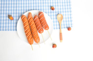 Düz konum, üst manzara, beyaz arka planda yiyecek ve içecek, ızgara sosisli lezzetli öğle yemeği ve kızarmış sosis, barbekü, bbq, hot dog, yağ, abur cubur, fast food, yemek, meşe palamudu,