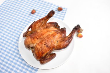Beyaz arka planda nefis ızgara tavuk, yemek masası, barbekü yemeği, kızarmış tavuk, bbq, ev yapımı tavuk rostosu, yiyecek ve içecek, meşe palamudu, masa örtüsü, düz yatak, üst manzara