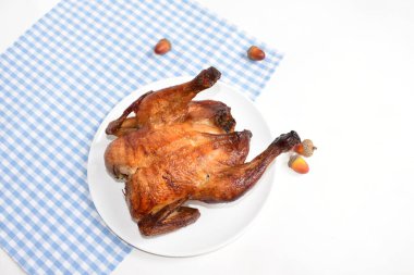 Beyaz arka planda nefis ızgara tavuk, yemek masası, barbekü yemeği, kızarmış tavuk, bbq, ev yapımı tavuk rostosu, yiyecek ve içecek, meşe palamudu, masa örtüsü, düz yatak, üst manzara