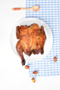 Beyaz arka planda nefis ızgara tavuk, yemek masası, barbekü yemeği, kızarmış tavuk, bbq, ev yapımı tavuk rostosu, yiyecek ve içecek, meşe palamudu, masa örtüsü, düz yatak, üst manzara
