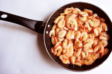 Karides pişirme, sıcak, ızgara karides, lezzetli ve lezzetli yemek, barbekü, deniz ürünleri, yakın çekim, üst manzara