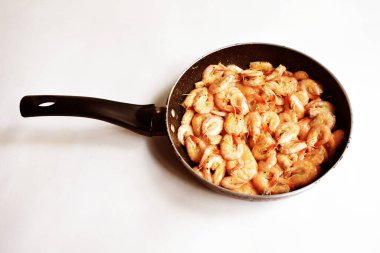 Karides pişirme, sıcak, ızgara karides, lezzetli ve lezzetli yemek, barbekü, deniz ürünleri, yakın çekim, üst manzara